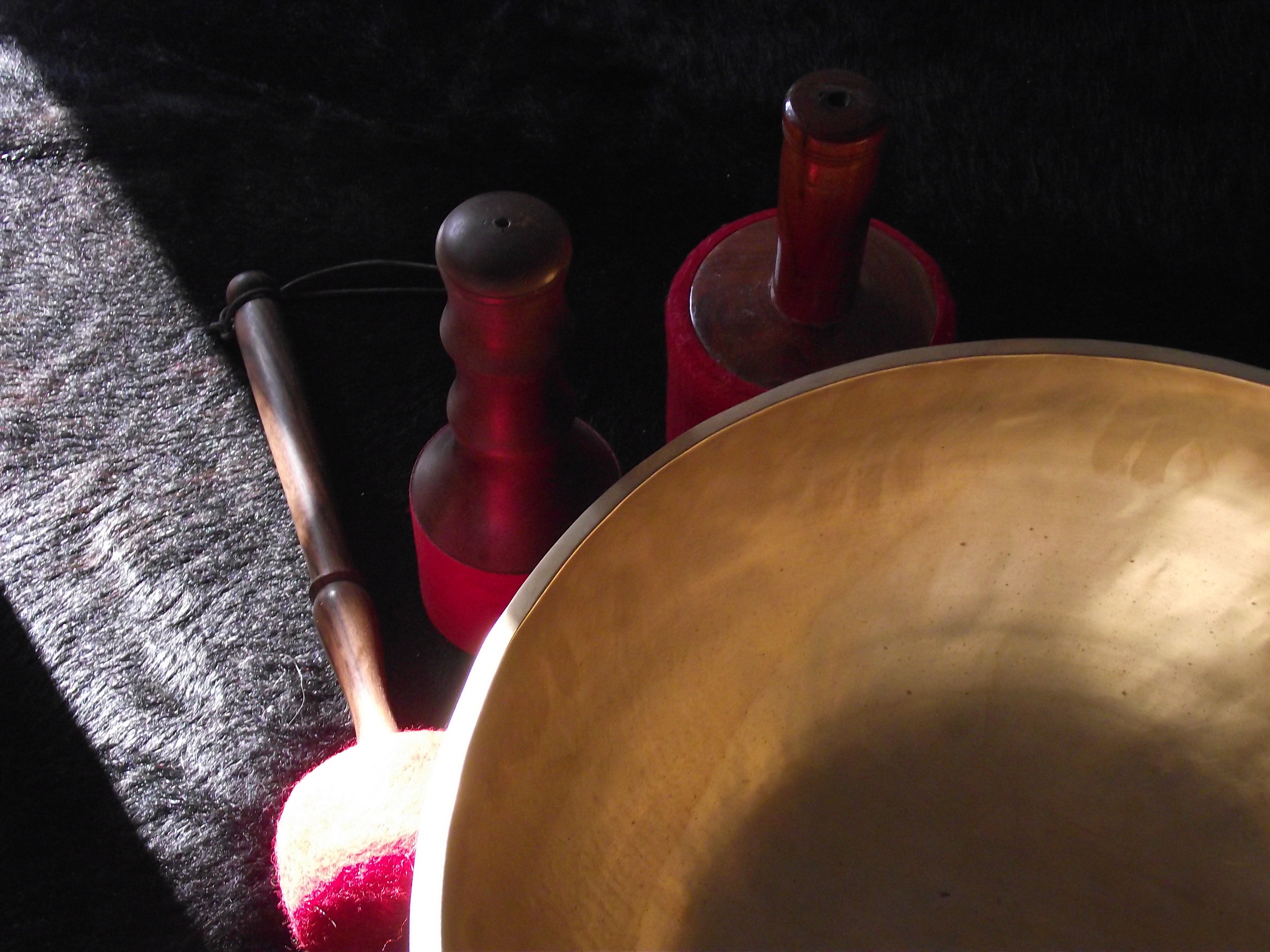 Klankschalen en mallet tijdens soundhealing sessie